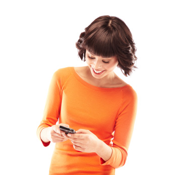 Ung kvinna skriver sms på sin mobiltelefon